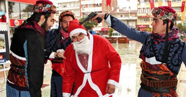 Η Τουρκία απομακρύνεται από τη Δύση: Τουρκικά «καραγκιοζιλίκια» από Τούρκους και «γκρίζους λύκους» με τον χλευασμό του Αγίου Βασίλη και των Χριστουγέννων (βίντεο, εικόνες)